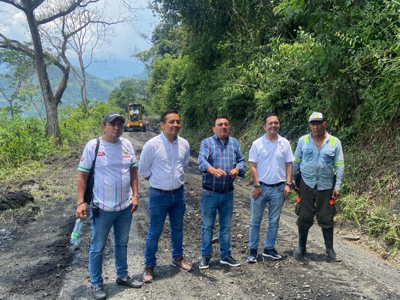 ENTREGA DE MAQUINARIA EN SAN PABLO DE BORBUR PARA EL MANTENIMIENTO VIAL